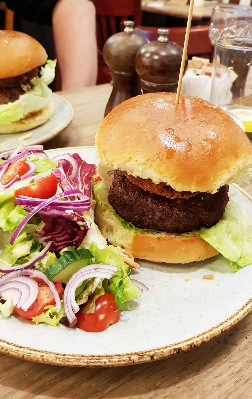 tibo-black-and-blue-burger